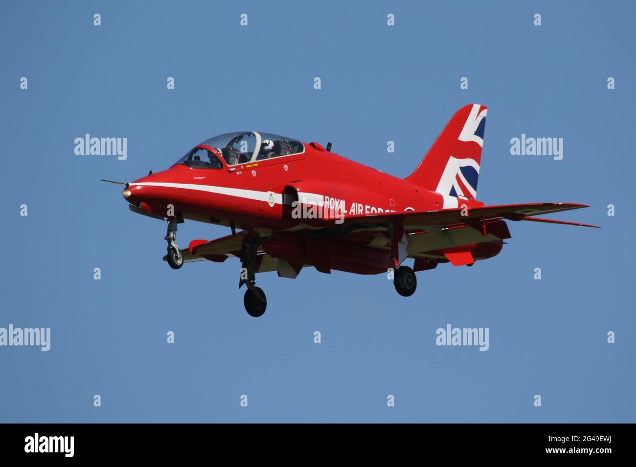 XX235, un Britannique Aerospace Hawk T1 exploité par l'équipe aérobatique de la Royal Air Force, The Red Arws, arrivant à l'aéroport de Prestwick à Ayrshire, en Écosse. L'équipe s'est arrêtée à Prestwick, avant de prendre l'avion pour l'Irlande du Nord le lendemain, pour effectuer une exposition pour la Journée des forces armées. Banque D'Images