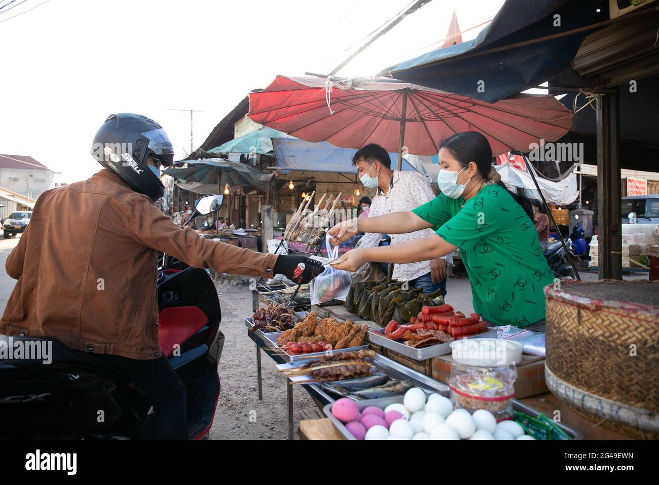 Vientiane, Laos. 19 juin 2021. Les vendeurs portant des masques vendent des plats à emporter à Vientiane, au Laos, le 19 juin 2021. Le Laos a prolongé son verrouillage des mesures de prévention COVID-19 dans tout le pays pendant 15 jours supplémentaires, alors que la propagation communautaire de COVID-19 dans la capitale se poursuit. Credit: Kaikeo Saiyasane/Xinhua/Alay Live News Banque D'Images