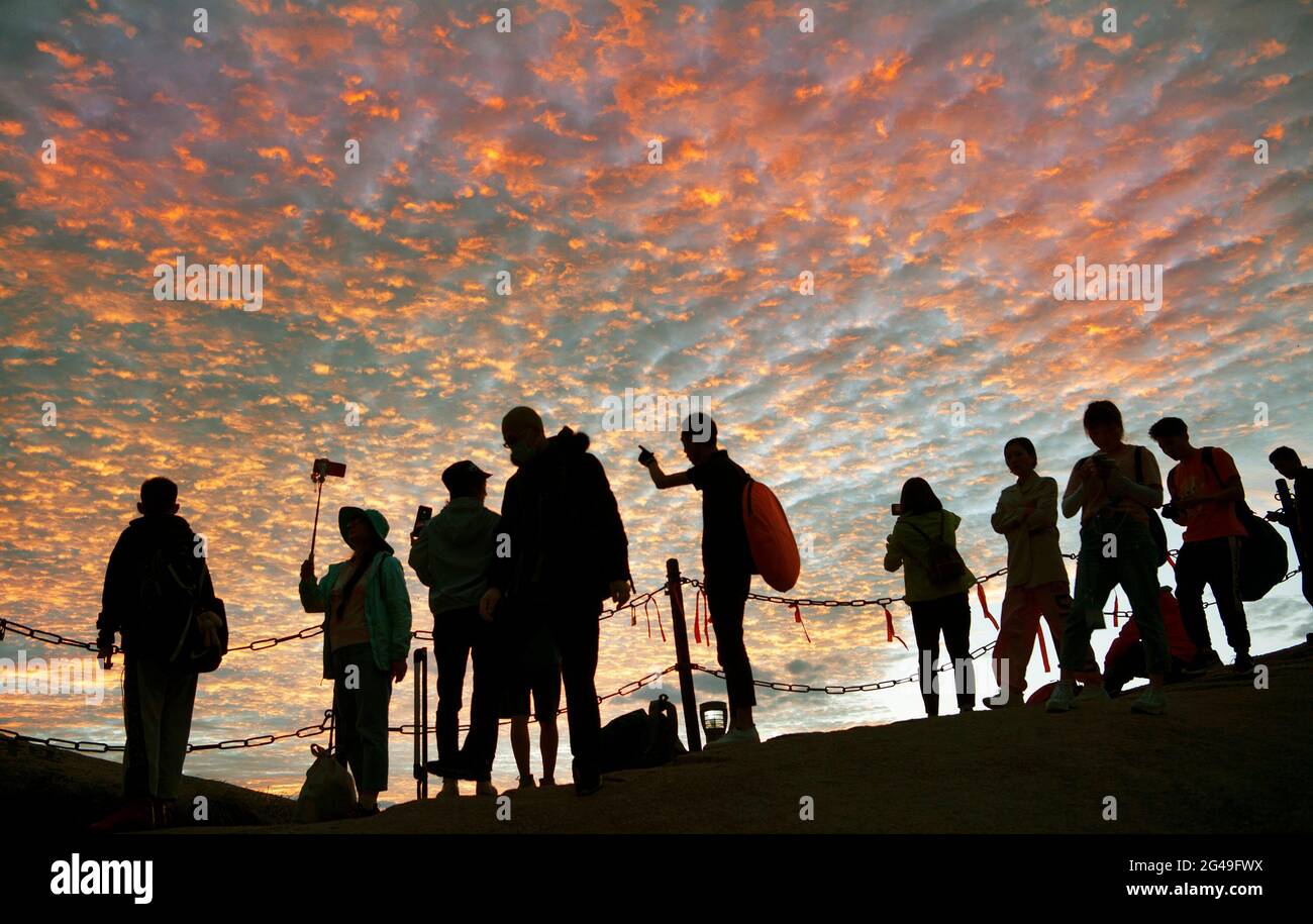 Huayin. 19 juin 2021. Les gens apprécient la lueur du coucher du soleil au Mont Huashan, dans la province de Shaanxi, dans le nord-ouest de la Chine, le 19 juin 2021. Credit: Tao Ming/Xinhua/Alamy Live News Banque D'Images
