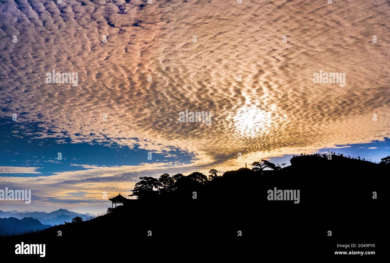 Huayin. 19 juin 2021. La photo aérienne prise le 19 juin 2021 montre le paysage du Mont Huashan dans la province de Shaanxi, dans le nord-ouest de la Chine. Credit: Tao Ming/Xinhua/Alamy Live News Banque D'Images