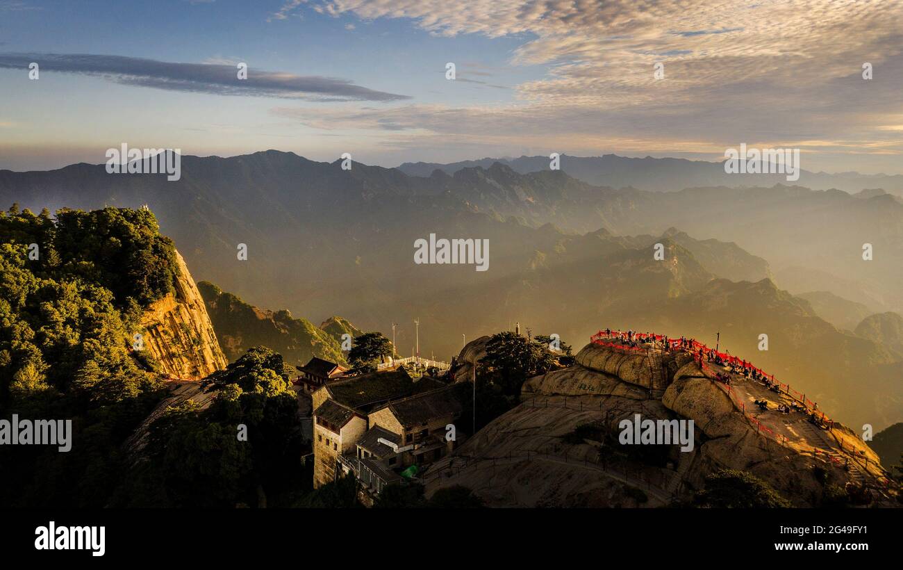 Huayin. 19 juin 2021. La photo aérienne prise le 19 juin 2021 montre le paysage du Mont Huashan dans la province de Shaanxi, dans le nord-ouest de la Chine. Credit: Tao Ming/Xinhua/Alamy Live News Banque D'Images