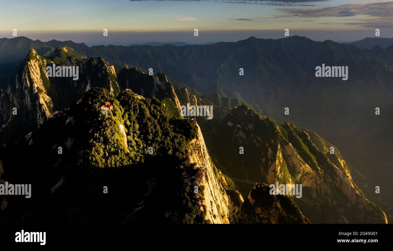 Huayin. 19 juin 2021. La photo aérienne prise le 19 juin 2021 montre le paysage du Mont Huashan dans la province de Shaanxi, dans le nord-ouest de la Chine. Credit: Tao Ming/Xinhua/Alamy Live News Banque D'Images