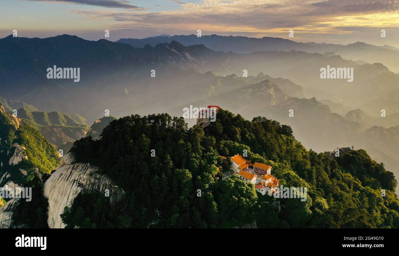 Huayin. 19 juin 2021. La photo aérienne prise le 19 juin 2021 montre le paysage du Mont Huashan dans la province de Shaanxi, dans le nord-ouest de la Chine. Credit: Tao Ming/Xinhua/Alamy Live News Banque D'Images