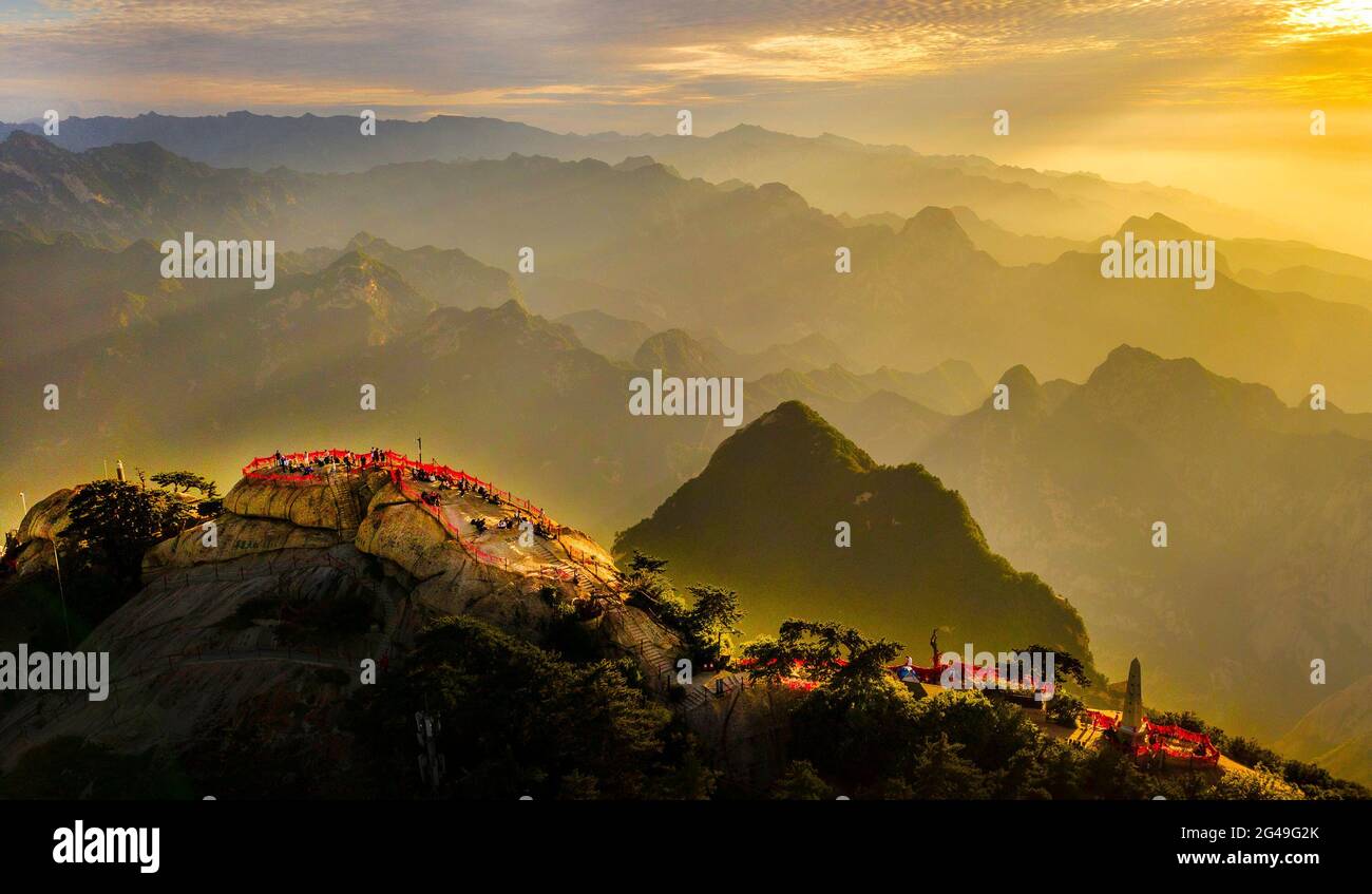 Huayin. 19 juin 2021. La photo aérienne prise le 19 juin 2021 montre le paysage du Mont Huashan dans la province de Shaanxi, dans le nord-ouest de la Chine. Credit: Tao Ming/Xinhua/Alamy Live News Banque D'Images
