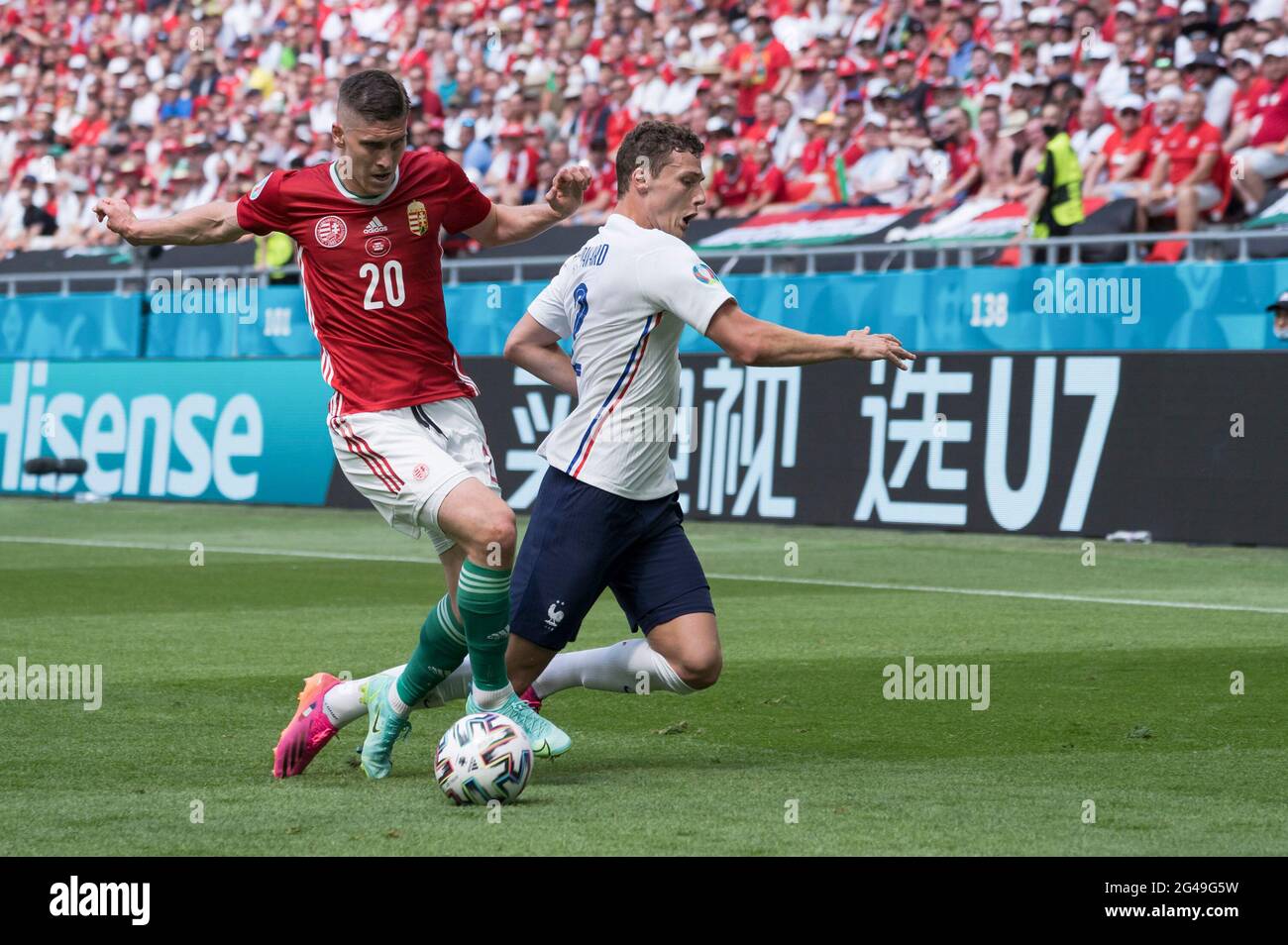 Budapest. 19 juin 2021. Roland Sallai (L) de Hongrie rivalise avec Benjamin Pavard de France lors du match du Groupe F à l'Euro 2020 de l'UEFA à Budapest, Hongrie, le 19 juin 2021. Credit: Attila Volgyi/Xinhua/Alay Live News Banque D'Images