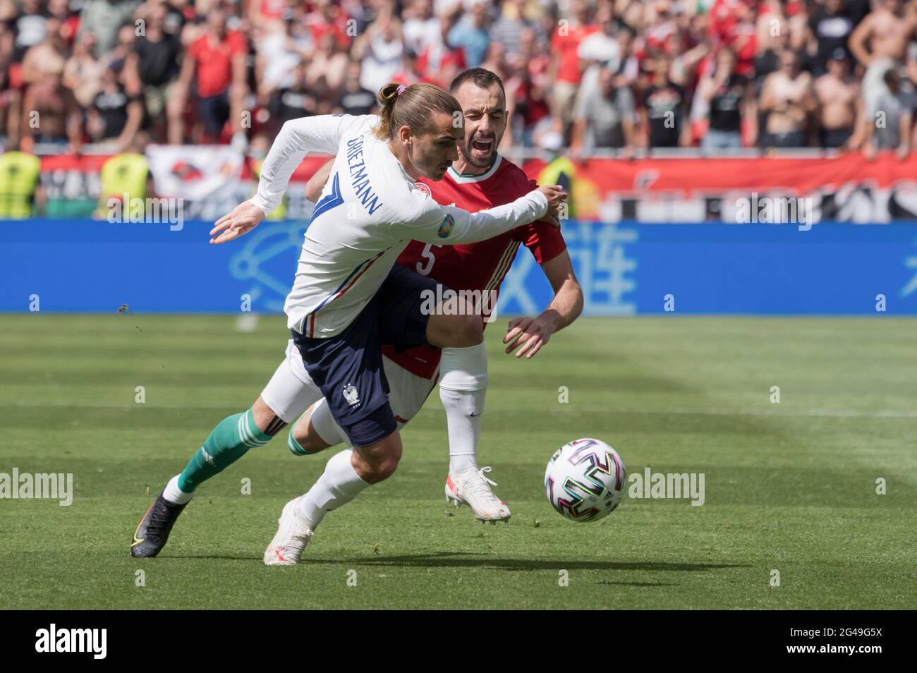 Budapest. 19 juin 2021. Antoine Griezmann (avant) de France rivalise avec Attila Fiola de Hongrie lors du match du Groupe F à l'Euro 2020 de l'UEFA à Budapest, Hongrie, le 19 juin 2021. Credit: Attila Volgyi/Xinhua/Alay Live News Banque D'Images
