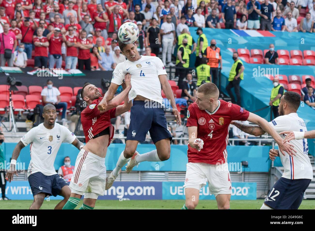 Budapest. 19 juin 2021. Raphael Varane (C), de France, va en tête lors du match du Groupe F entre la Hongrie et la France à l'Euro 2020 de l'UEFA à Budapest, Hongrie, le 19 juin 2021. Credit: Attila Volgyi/Xinhua/Alay Live News Banque D'Images