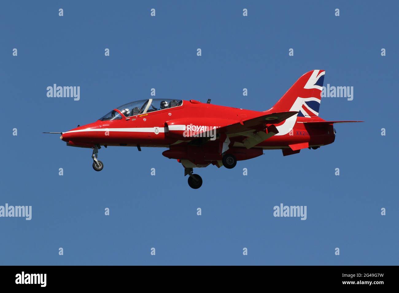 XX219, un Britannique Aerospace Hawk T1 exploité par l'équipe aérobatique de la Royal Air Force, The Red Arws, arrivant à l'aéroport de Prestwick à Ayrshire, en Écosse. L'équipe s'est arrêtée à Prestwick, avant de prendre l'avion pour l'Irlande du Nord le lendemain, pour effectuer une exposition pour la Journée des forces armées. Banque D'Images