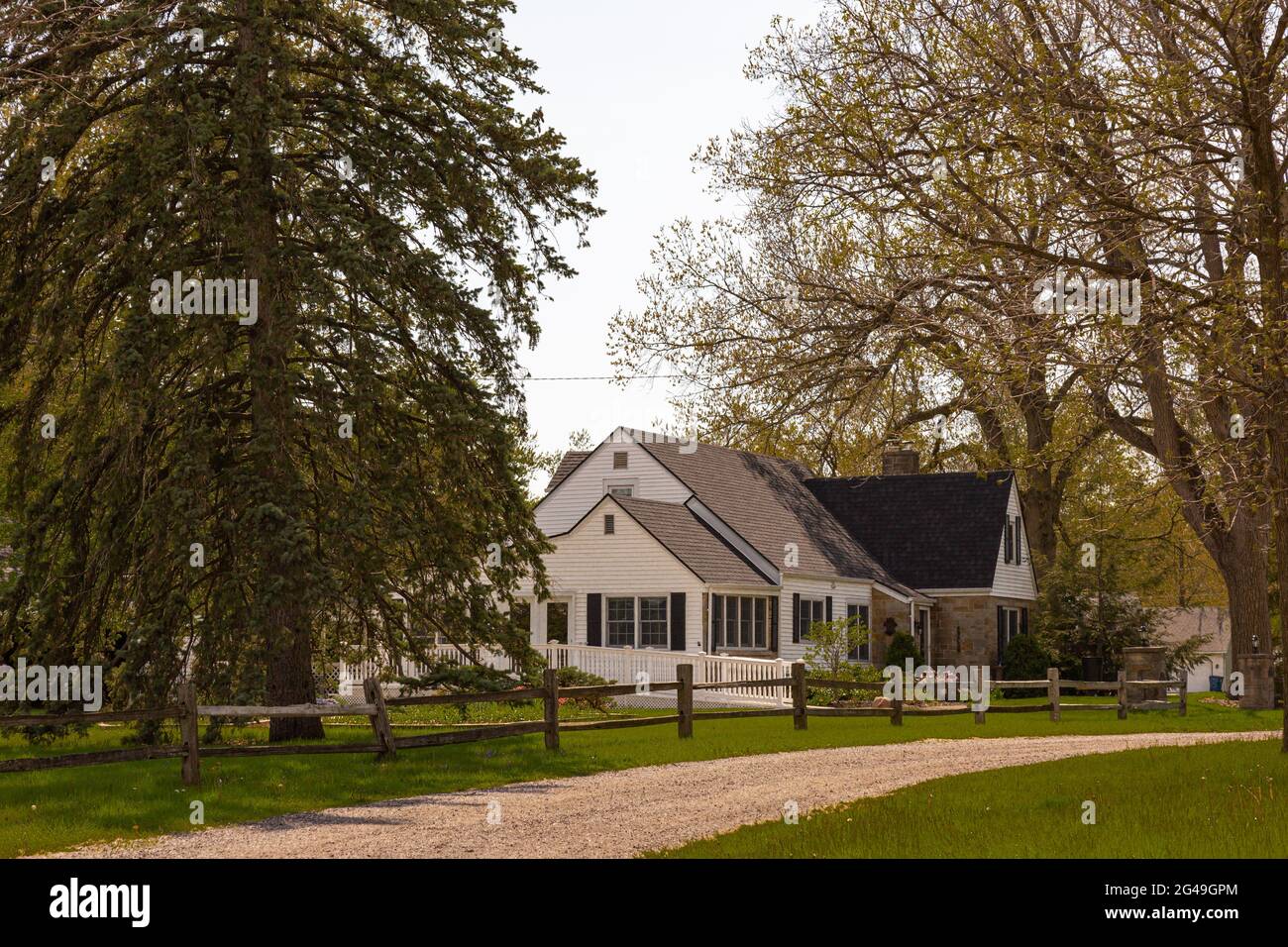 Une belle maison et une pelouse clôturée à Leo-Cedarville, Indiana, Etats-Unis. Banque D'Images