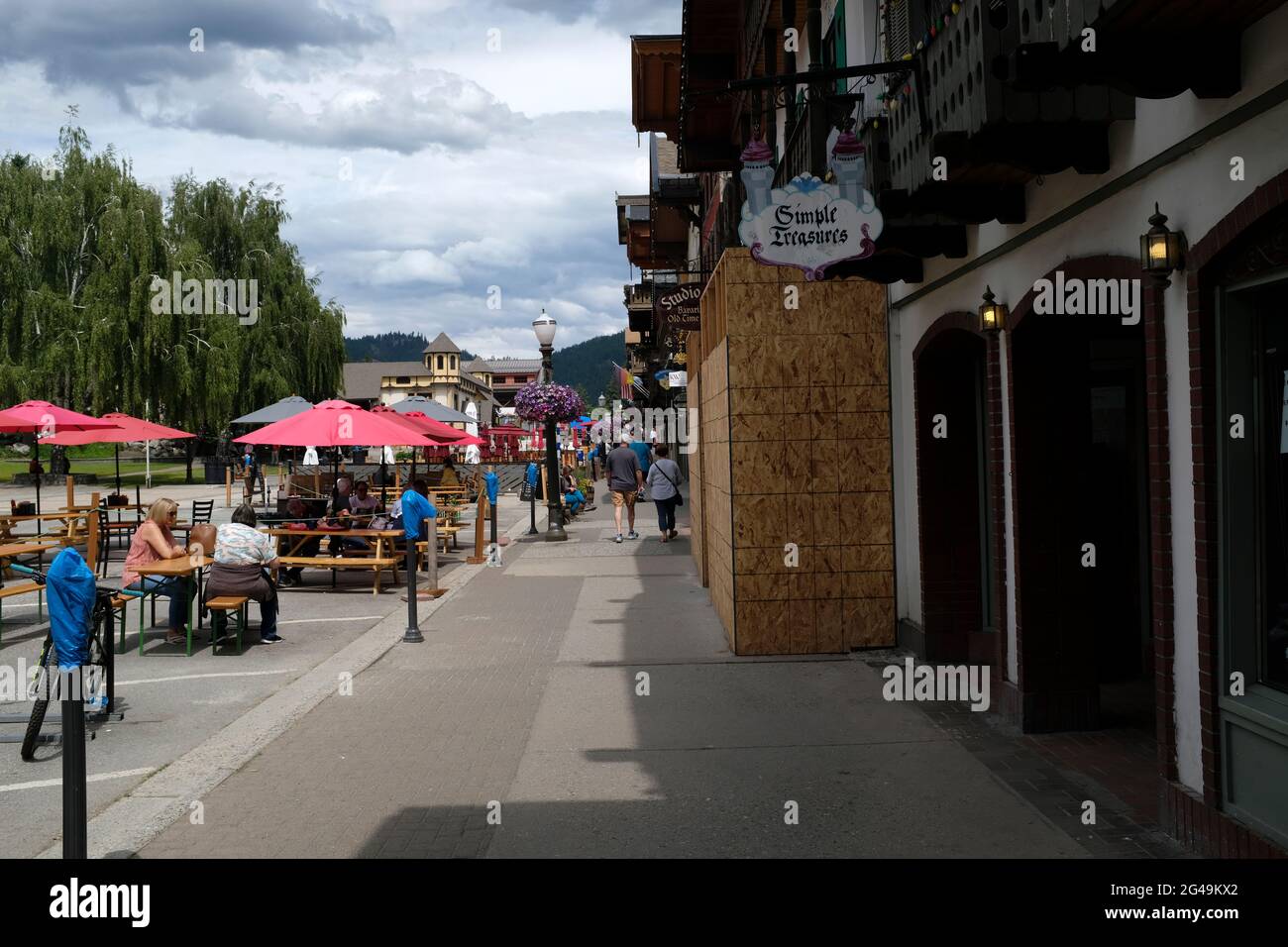 Scène à Leavenworth, Washington, une ville construite dans le style d'un village bavarois Banque D'Images