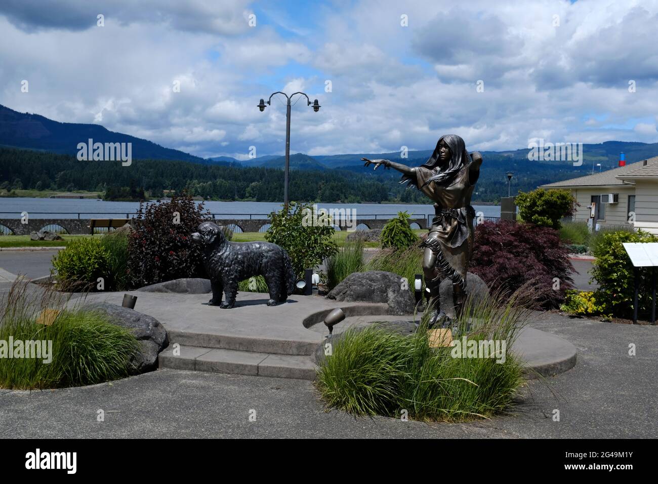 Statue de Sacajawea et chien d'expédition fidèle Seaman à Cascade Locks, Oregon Banque D'Images