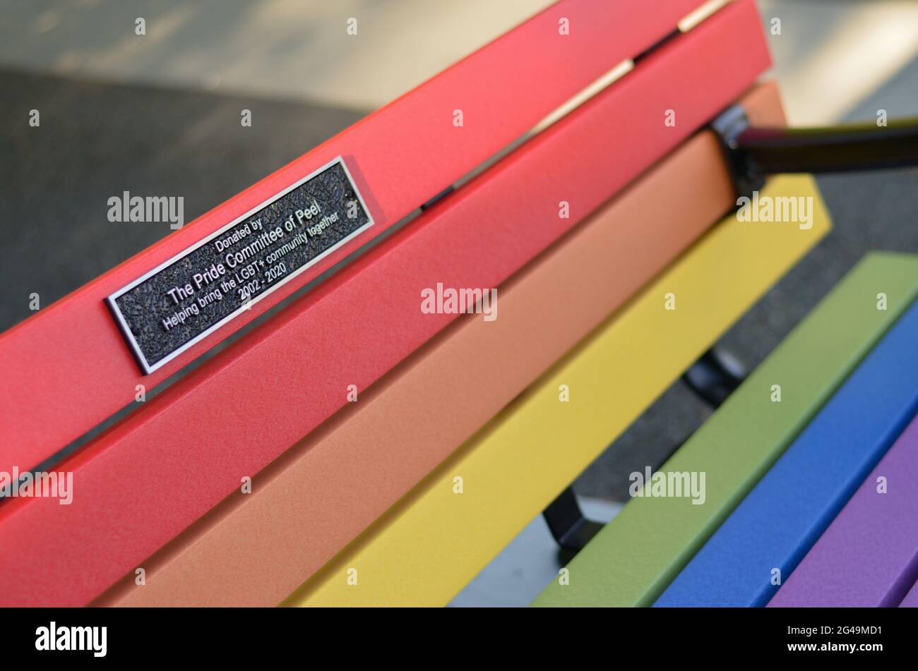Un banc peint dans les couleurs du drapeau de fierté arc-en-ciel près du collage Sheridan Mississauga, Ontario, Canada pour célébrer le mois de fierté pour 2SLGBTQ+ (deux Spirit,L Banque D'Images