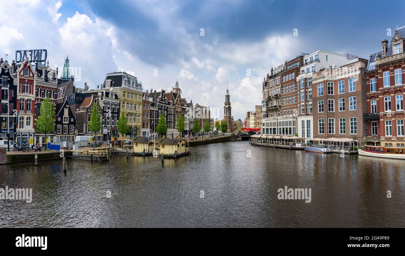 Vue panoramique sur Amsterdam avec de nombreux bâtiments historiques bordant les rives du canal Amstel Banque D'Images