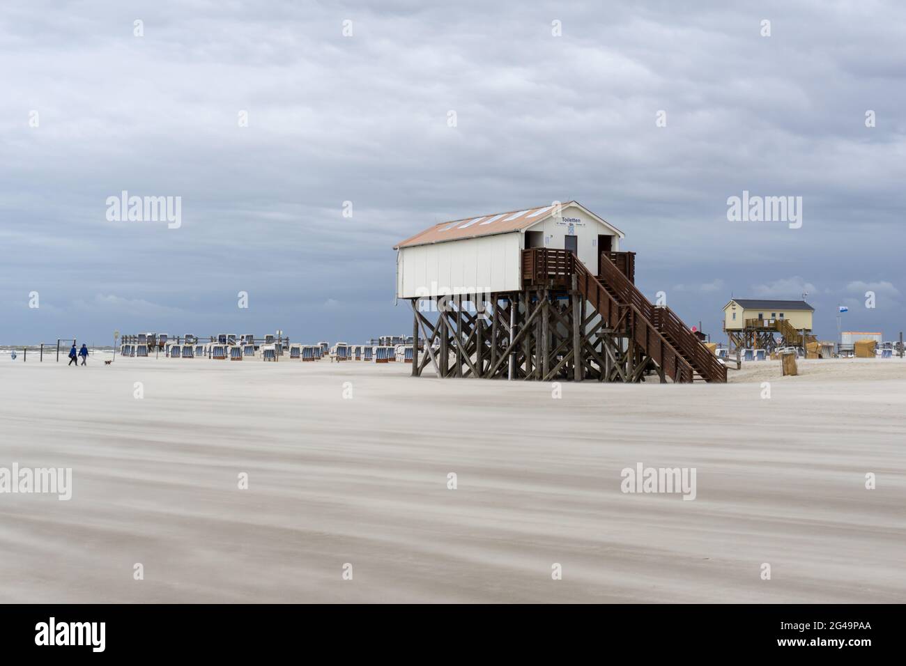Vue sur les bâtiments en bord de mer sur pilotis, sur la côte de la mer des Wadden, dans le nord-ouest de l'Allemagne Banque D'Images