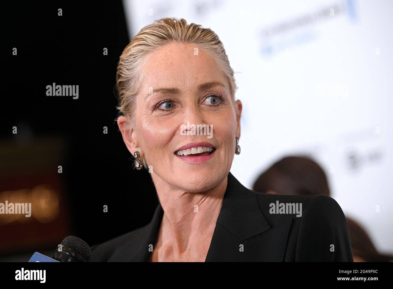 New York, États-Unis. 19 juin 2021. L'acteur Sharon Stone assiste au tapis rouge pour la première "Untitled: Dave Chappelle Documentary" au radio City Music Hall lors du Tribeca Festival 2021 à New York, NY, le 19 juin 2021. (Photo par Anthony Behar/Sipa USA) crédit: SIPA USA/Alay Live News Banque D'Images