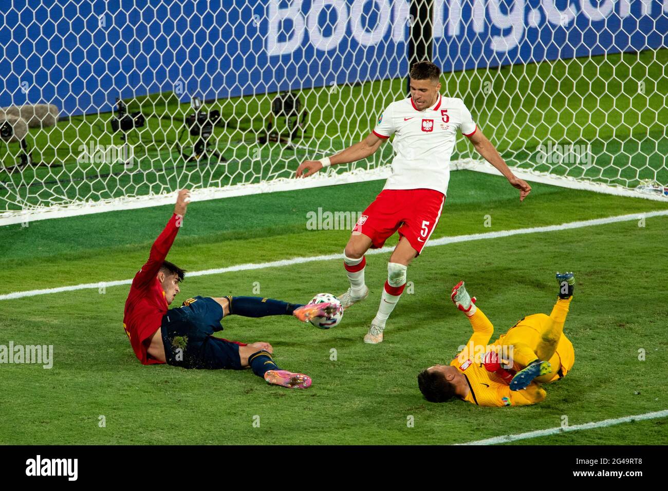 Séville, Espagne. 19 juin 2021. Alvaro Morata (L) d'Espagne tire le ballon lors du match du Groupe E entre l'Espagne et la Pologne à l'Euro 2020 de l'UEFA à Séville, Espagne, le 19 juin 2021. Credit: Meng Dingbo/Xinhua/Alay Live News Banque D'Images