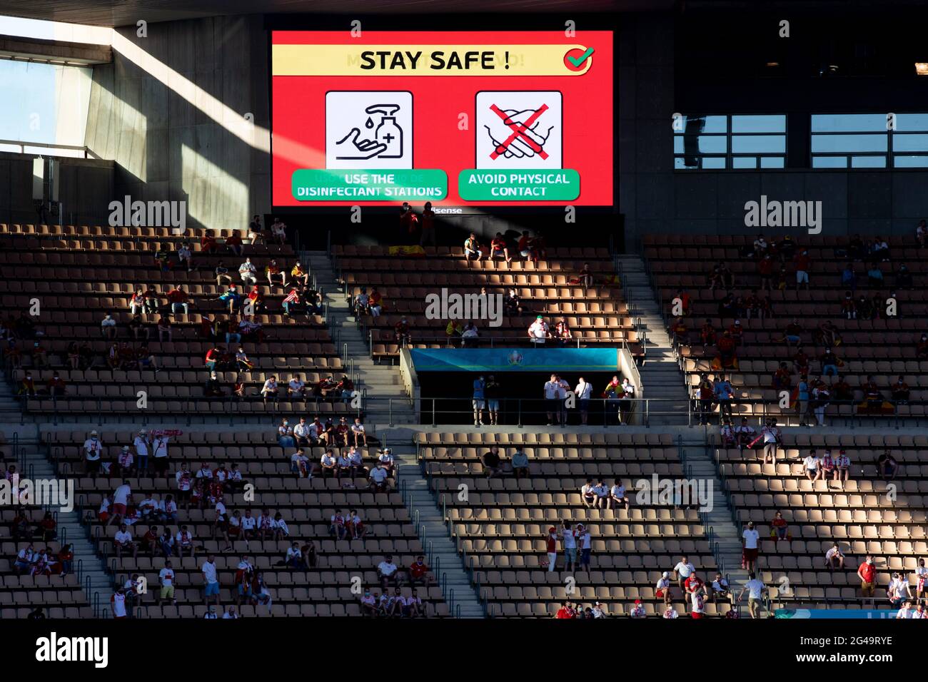 Séville, Espagne. 19 juin 2021. L'écran écrit Stay Safe est vu lors du match du Groupe E entre l'Espagne et la Pologne à l'UEFA Euro 2020 à Séville, Espagne, le 19 juin 2021. Credit: Meng Dingbo/Xinhua/Alay Live News Banque D'Images