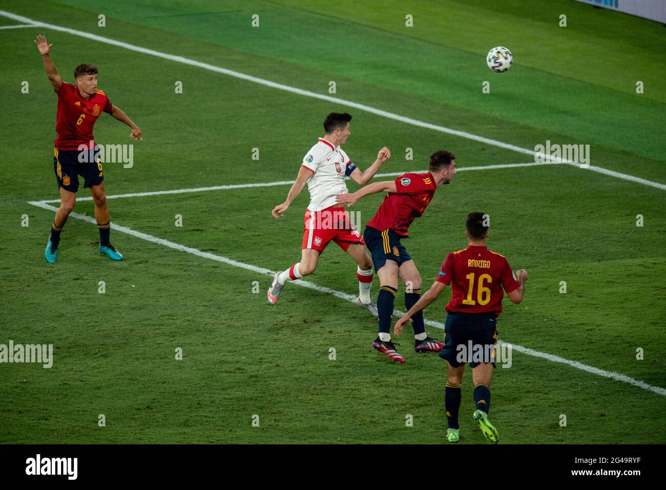 Séville, Espagne. 19 juin 2021. Robert Lewandowski (2e L) de Pologne marque le but lors du match du Groupe E entre l'Espagne et la Pologne à l'Euro 2020 de l'UEFA à Séville, Espagne, le 19 juin 2021. Credit: Meng Dingbo/Xinhua/Alay Live News Banque D'Images