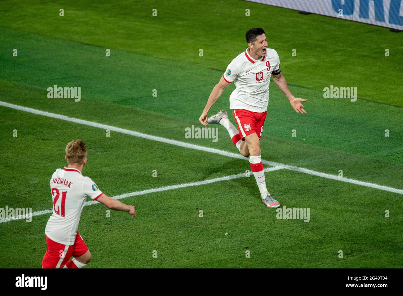 Séville, Espagne. 19 juin 2021. Robert Lewandowski (R), de Pologne, célèbre son but lors du match du Groupe E entre l'Espagne et la Pologne à l'Euro 2020 de l'UEFA à Séville (Espagne), le 19 juin 2021. Credit: Meng Dingbo/Xinhua/Alay Live News Banque D'Images