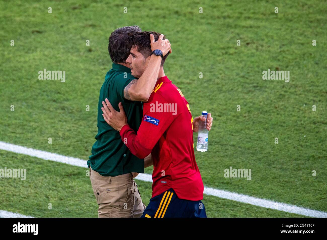 Séville, Espagne. 19 juin 2021. Alvaro Morata (R) en Espagne célèbre son but avec l'entraîneur Luis Enrique lors du match du Groupe E entre l'Espagne et la Pologne à l'Euro 2020 de l'UEFA à Séville, Espagne, le 19 juin 2021. Credit: Meng Dingbo/Xinhua/Alay Live News Banque D'Images