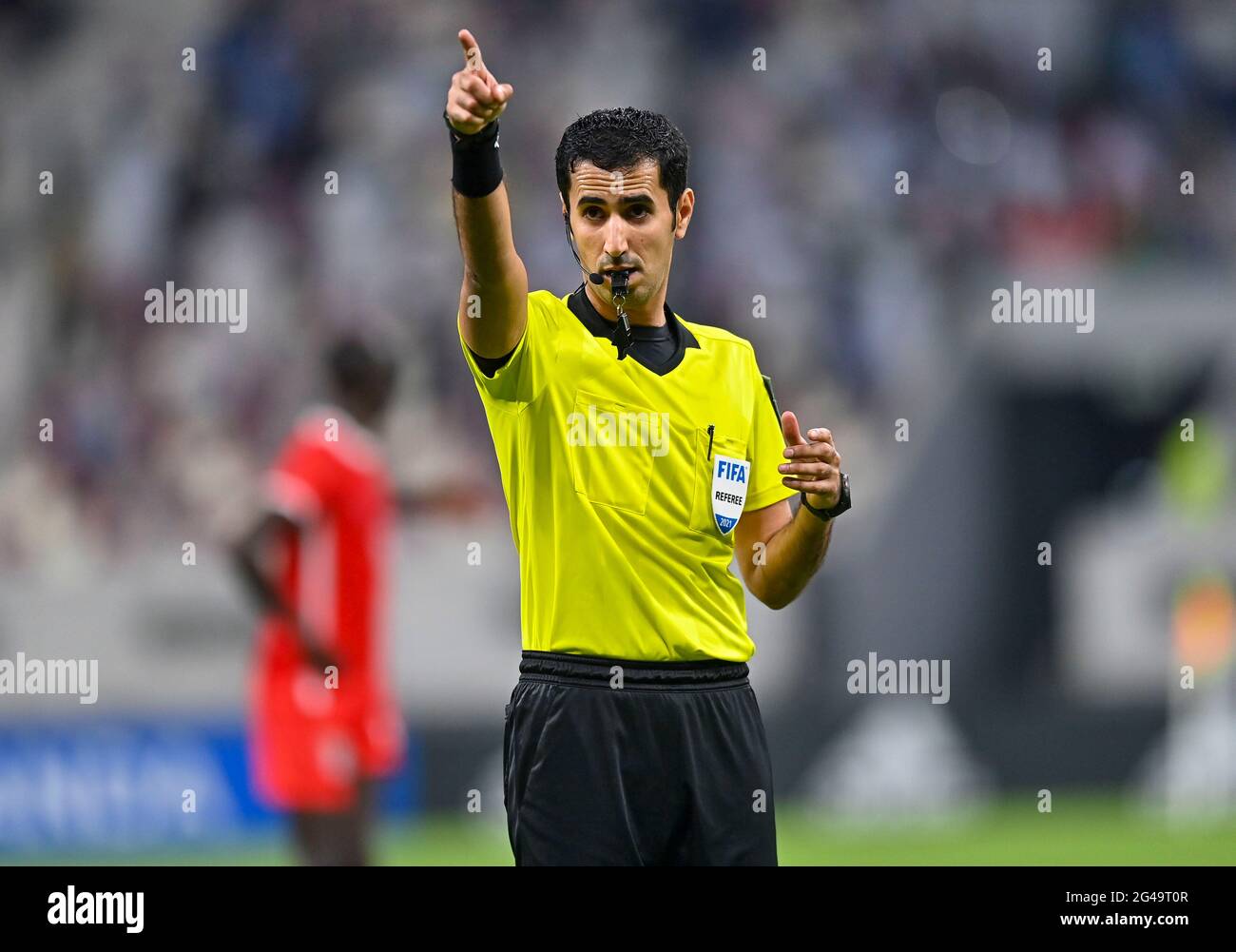 Doha, Qatar. 19 juin 2021. Saoud Al Adba, arbitre qatari gestures lors du match de qualification de la coupe arabe de la FIFA au Qatar 2021 à Doha, Qatar, le 19 juin 2021. Credit: Nikku /Xinhua/Alay Live News Banque D'Images