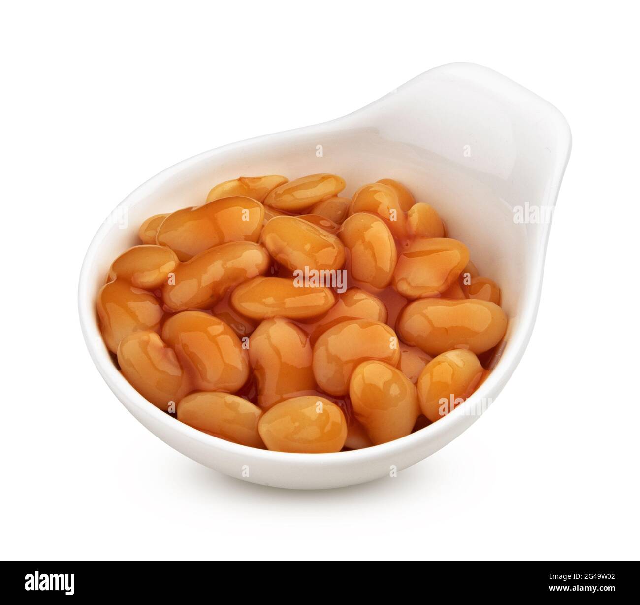 Haricots cuits dans la sauce tomate isolés sur fond blanc Banque D'Images