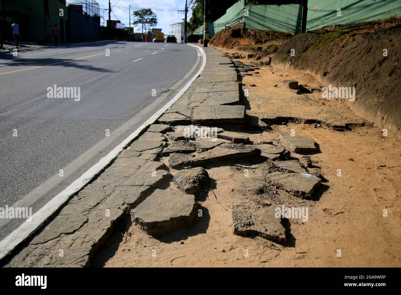 salvador, bahia, brésil - 18 juin 2021 : trottoir désaéré causant un risque d'accident pour les piétons dans la ville de Salvador. *** Légende locale *** Banque D'Images