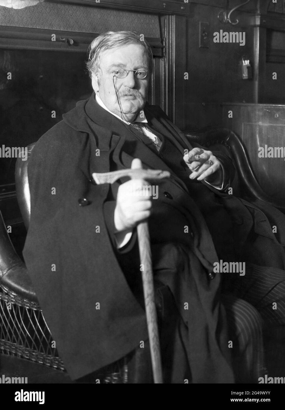L'écrivain britannique G.K. (Gilbert Keith) Chesterton (1874-1936) assis avec le cap, l'espadon et le cigare en mai 1931. (ROYAUME-UNI) Banque D'Images