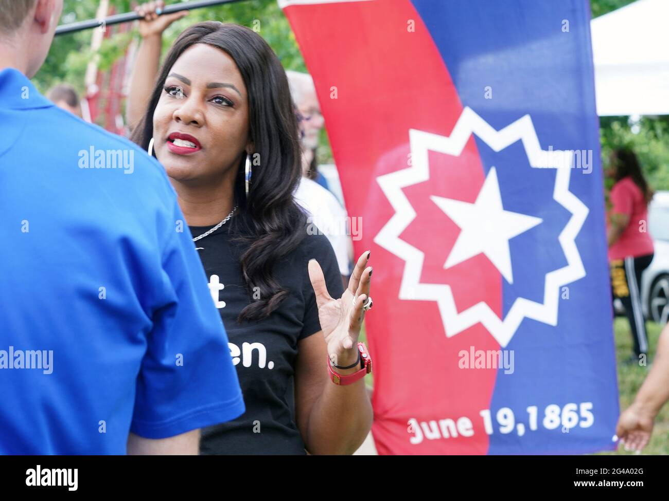 St. Louis, États-Unis. 19 juin 2021. Le maire de Saint-Louis, M. Tishaura Jones, parle avec des amis avant le début de la dix-septième promenade dans le parc forestier de Saint-Louis, le samedi 19 juin 2021. Le dix-septième juin, aujourd'hui fête fédérale commémore le 19 juin 1865, lorsque les soldats de l'Union ont apporté la nouvelle de la liberté aux Noirs asservis à Galveston, Texas - deux mois après la capitulée de la Confédération. Photo par Bill Greenblatt/UPI crédit: UPI/Alay Live News Banque D'Images