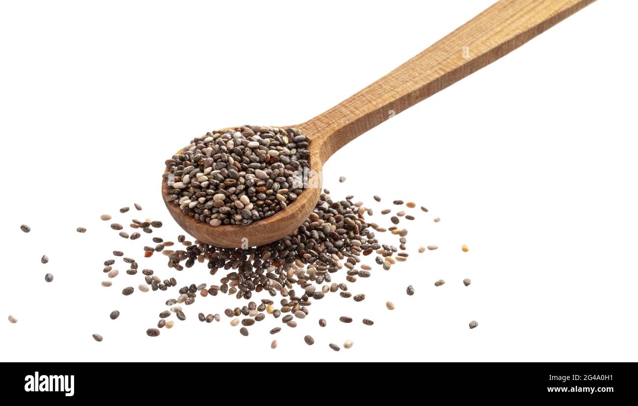 Graines de Chia dans la cuillère isolées sur fond blanc Banque D'Images