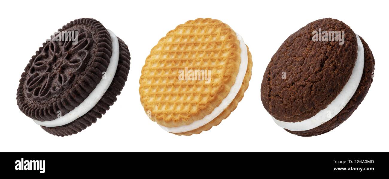 Sandwich au chocolat, biscuits biscuits farcis cuits au four avec crème lait isolé sur fond blanc Banque D'Images