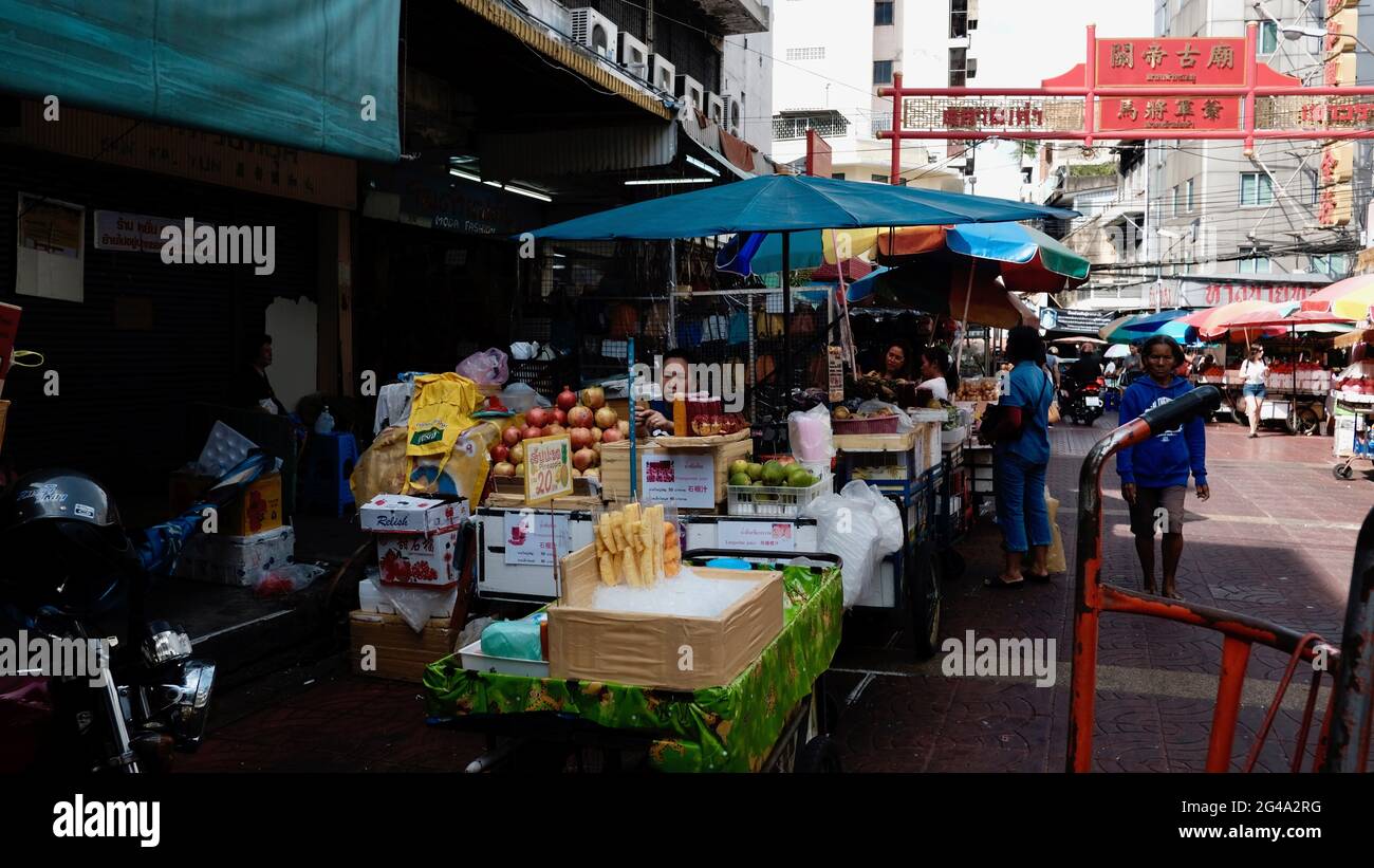 Vendeurs de nourriture de rue sous le grand parapluie Chinatown Bangkok Thaïlande Banque D'Images