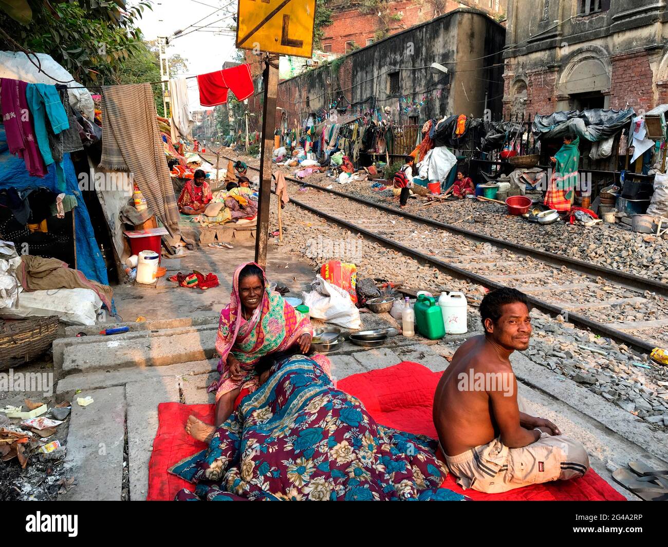 Bidonville le long de la ligne de chemin de fer dans Kolkata, Bengale Banque D'Images