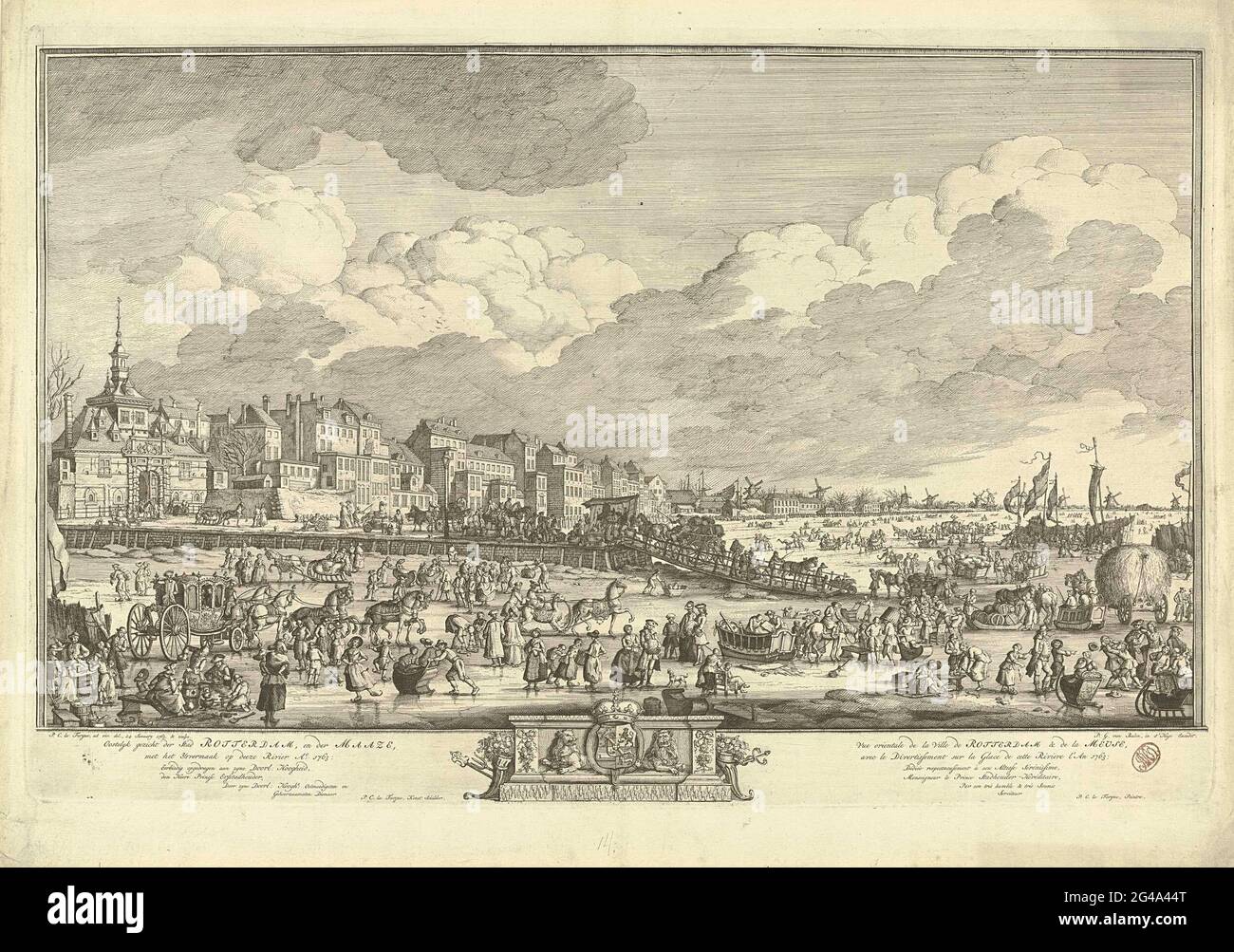 Spectacle de glace sur le Maas à Rotterdam, en 1763; le visage d'Oostyk de la ville de Rotterdam, et Der Maaze, avec le jasant sur la rivière Ao. 1763 / vue orientale de la ville de Rotterdam et de la Meuse (...). Large face sur les Maas surgelés près de Rotterdam avec toutes sortes de plaisir de glace, 24 janvier 1763. Sur la gauche, l'ancienne porte principale. Dans la légende, le titre et la mission en néerlandais et français de part et d'autre d'un piédestal avec l'arme du Prince d'Orange. Banque D'Images