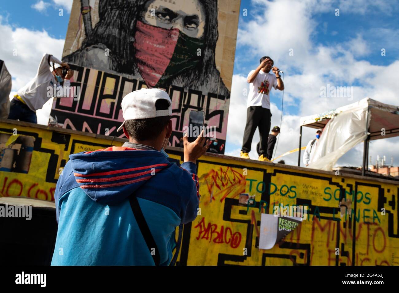 Le concert Arte ONUDI x Colombie tenu au Monumento a los Heroes, plusieurs artistes de musique urbaine et Mc ont réalisé diverses activités telles que des gravures, des graffitis et un pot communautaire dans l'intention de s'unir pour soutenir la grève nationale 'Paro Nacional' à Bogota, Colombie, le 19 juin 2021. Banque D'Images