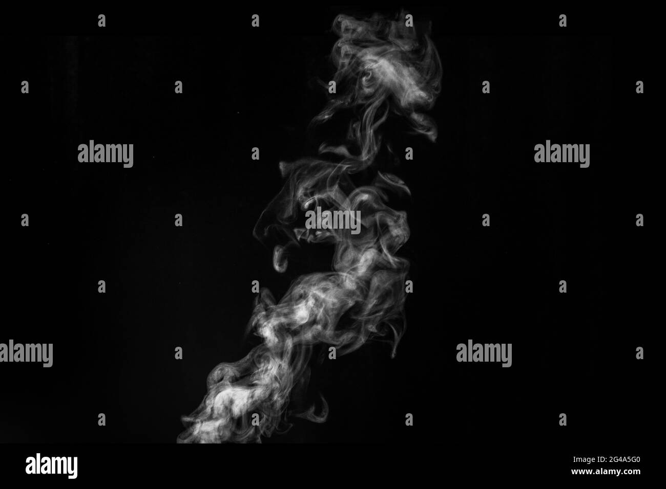 Vapeur ou fumée blanche et mystique parfaite isolée sur fond noir. Flou de fond abstrait ou smog, élément de conception, mise en page pour collages. Banque D'Images