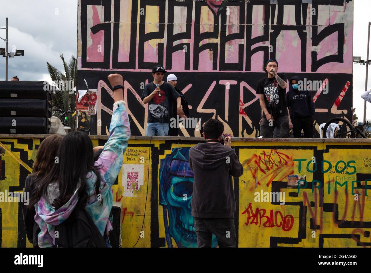 Le concert Arte ONUDI x Colombie tenu au Monumento a los Heroes, plusieurs artistes de musique urbaine et Mc ont réalisé diverses activités telles que des gravures, des graffitis et un pot communautaire dans l'intention de s'unir pour soutenir la grève nationale 'Paro Nacional' à Bogota, Colombie, le 19 juin 2021. Banque D'Images
