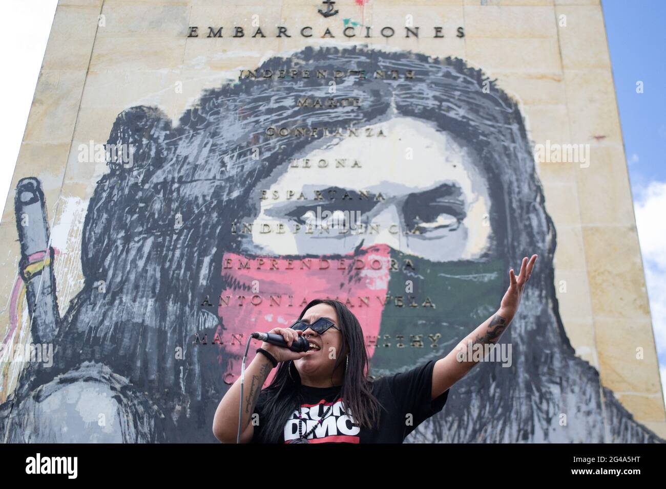 Au milieu de manifestations antigouvernementales, une présentatrice s'annonce lors d'un concert de rap à Bogota, en Colombie, le 19 juin 2021 Banque D'Images