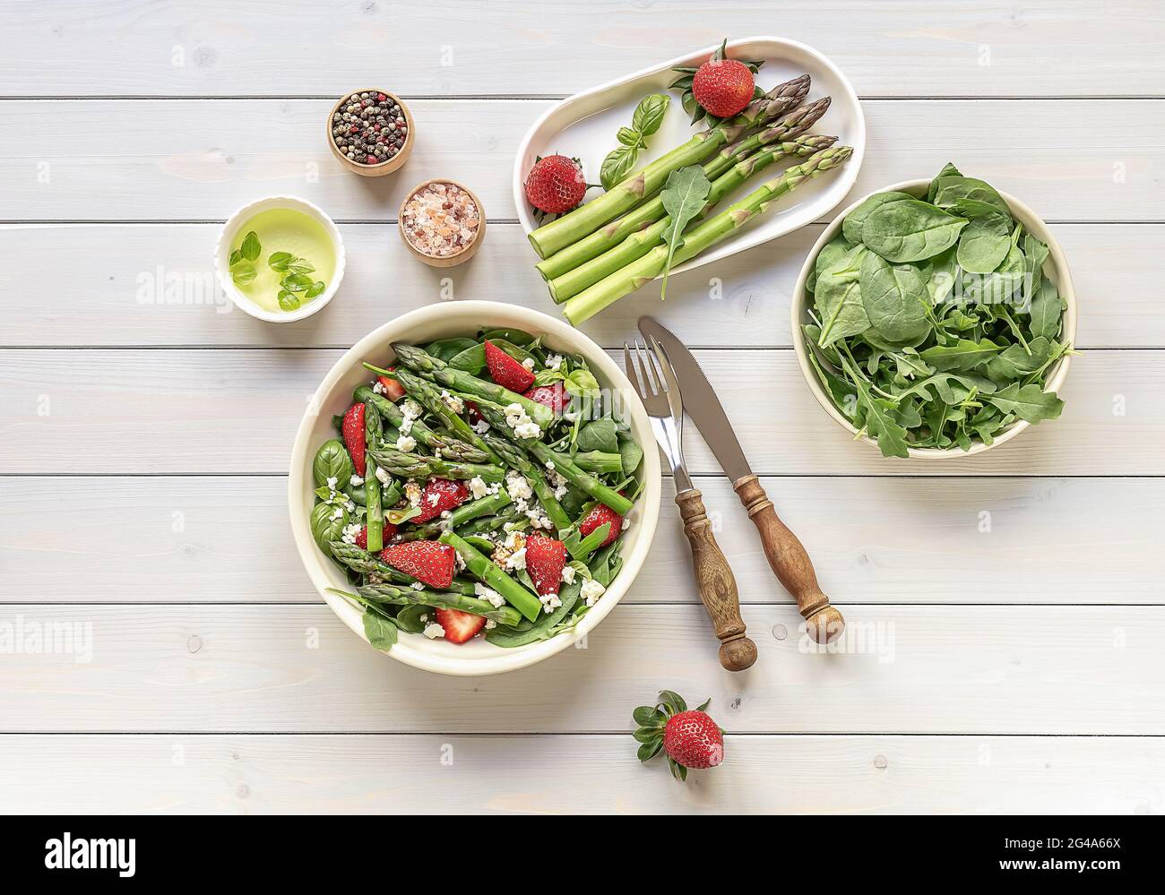 Une salade saine et délicieuse à base de fraises fraîches, d'asperges  vertes, de feta et de feuilles de légumes. Plats végétariens de saison.  Régime de détox m Photo Stock - Alamy