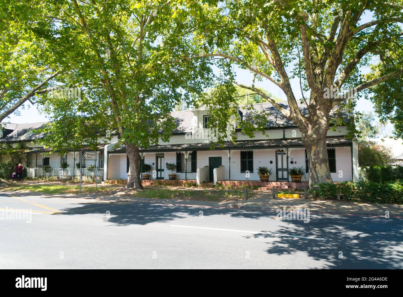 Cottages historiques de Stellenbosch ou maisons d'architecture victorienne typique dans une rue bordée d'arbres dans la ville en Afrique du Sud Banque D'Images
