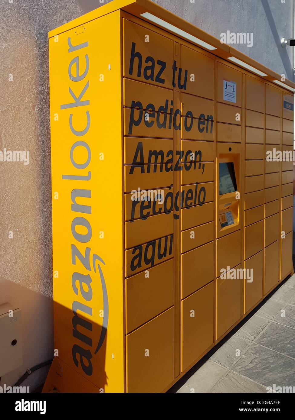 GRENADE, ANDALOUSIE, ESPAGNE. 20 MAI 2021 : livraison de l'emballage orange  du casier Amazon installé à une station-service. Service de livraison de  package en libre-service de Photo Stock - Alamy