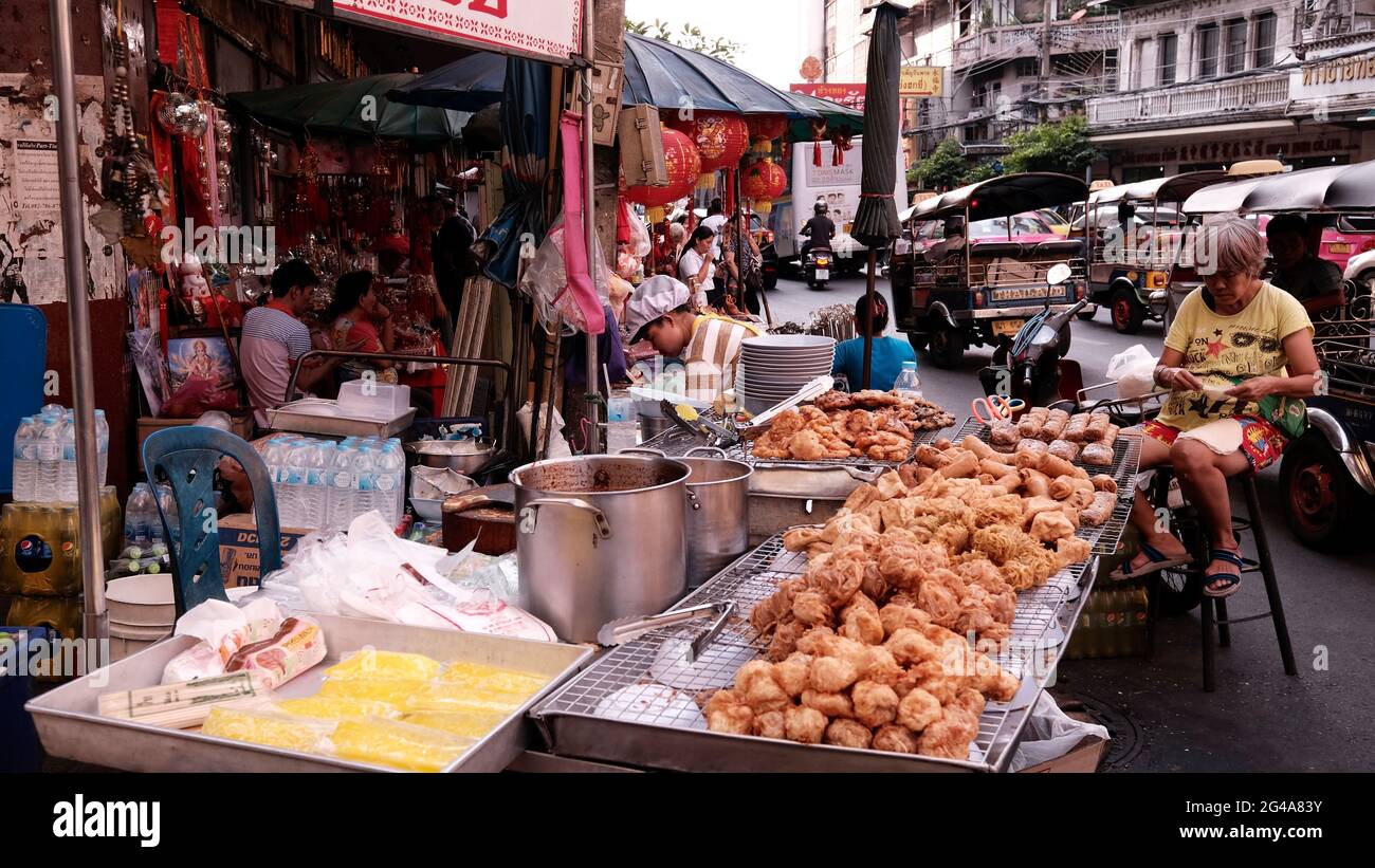 Vendeurs d'argent de nourriture vendeurs de rue dans Chinatown Bangkok Thaïlande Banque D'Images