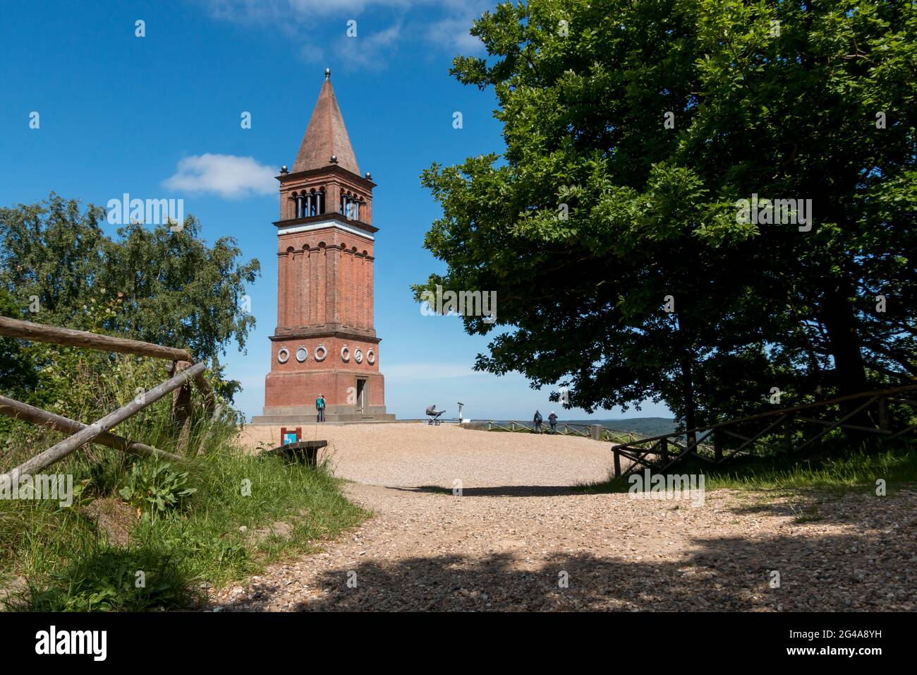 Ry, Danemark - juin 16 2021: Himmelbjerget par Ry près de Silkeborg, grande tour avec une vue fantastique. Forêt verte et beau ciel bleu Banque D'Images