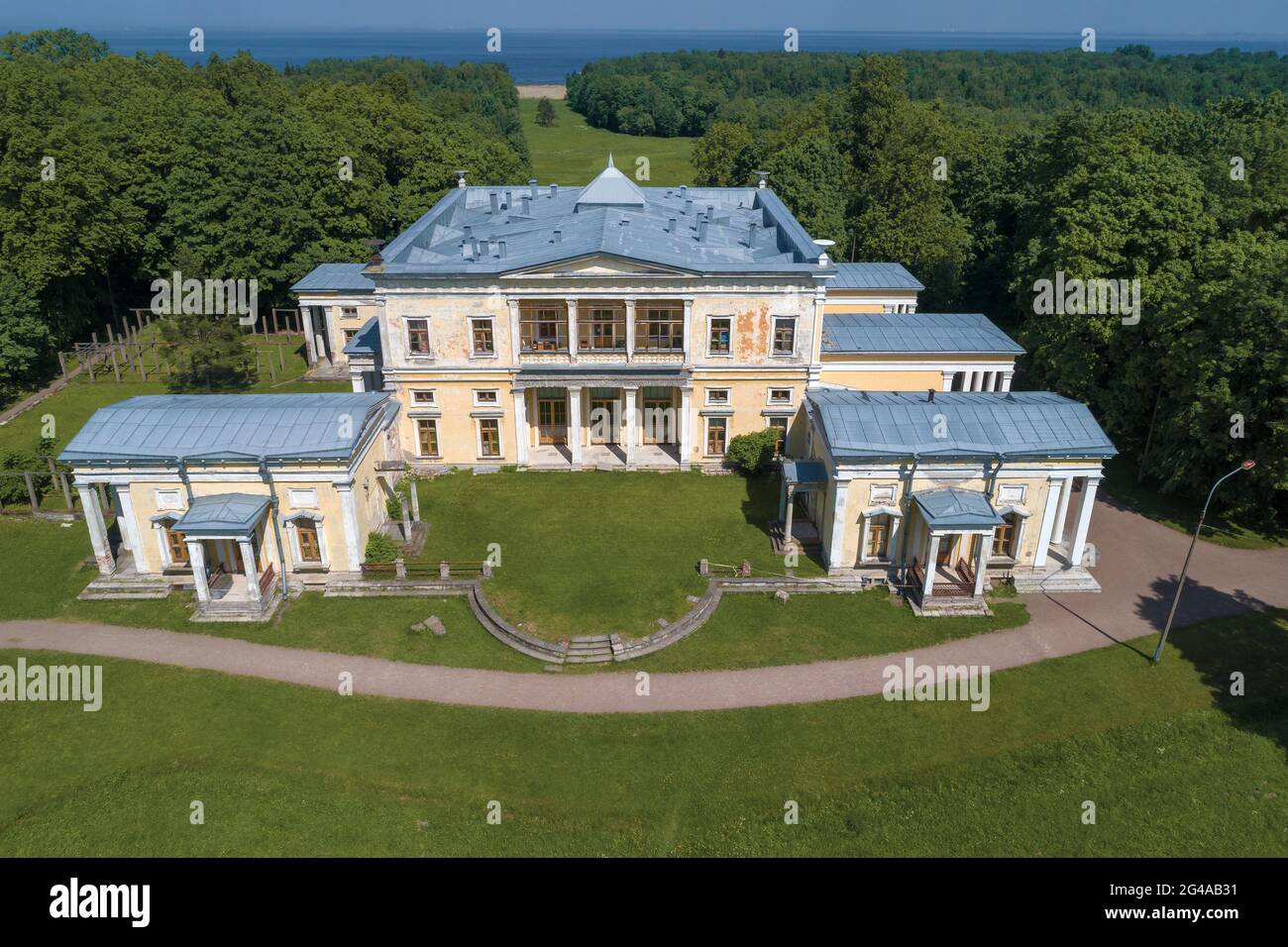 PETERHOF, RUSSIE - 02 DÉCEMBRE 2019 : l'ancien palais des ducs de Leuchtenberg dans le domaine de 'Mergievka', le jour de juin ensoleillé. Stary Peterhof Banque D'Images