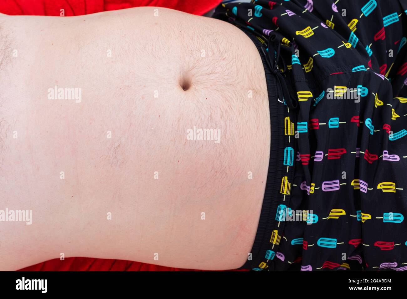 Photo d'un gros homme qui se bronzer à la plage Banque D'Images