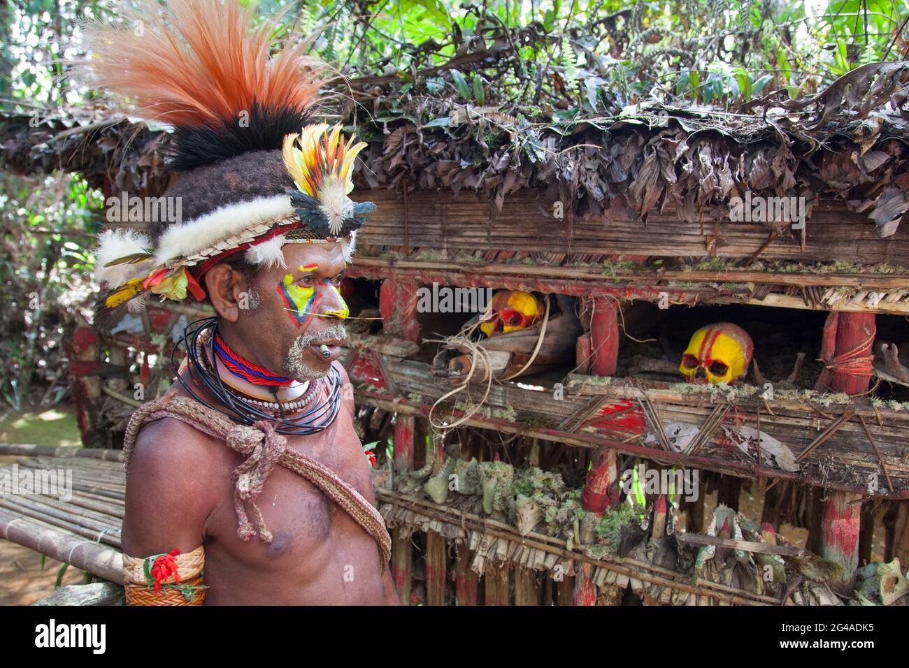 Le Tiriba fortune-teller communique avec les esprits de ses ancêtres par leurs crânes. Banque D'Images
