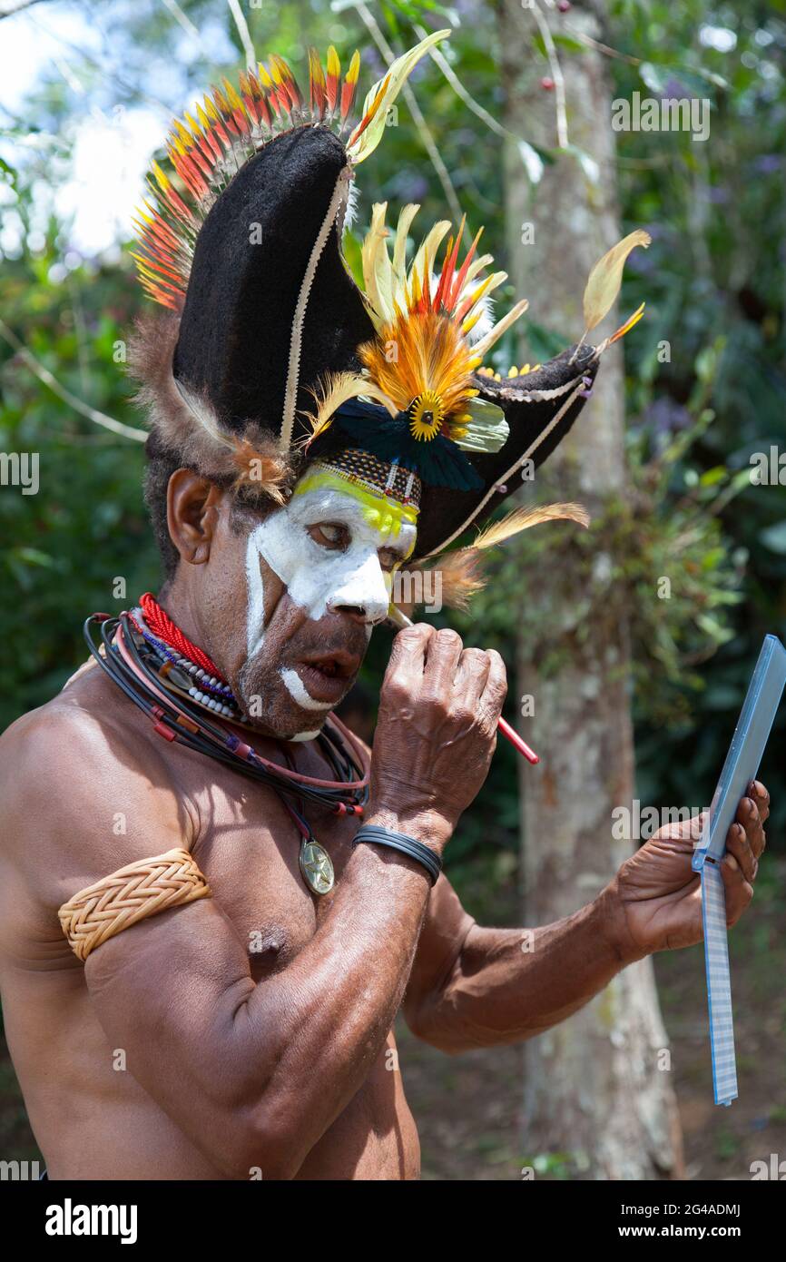 Huli wigman se prépare pour le singulariser au village de Hedemari près de Tarai, dans la province de HeLa, en PNG. Banque D'Images