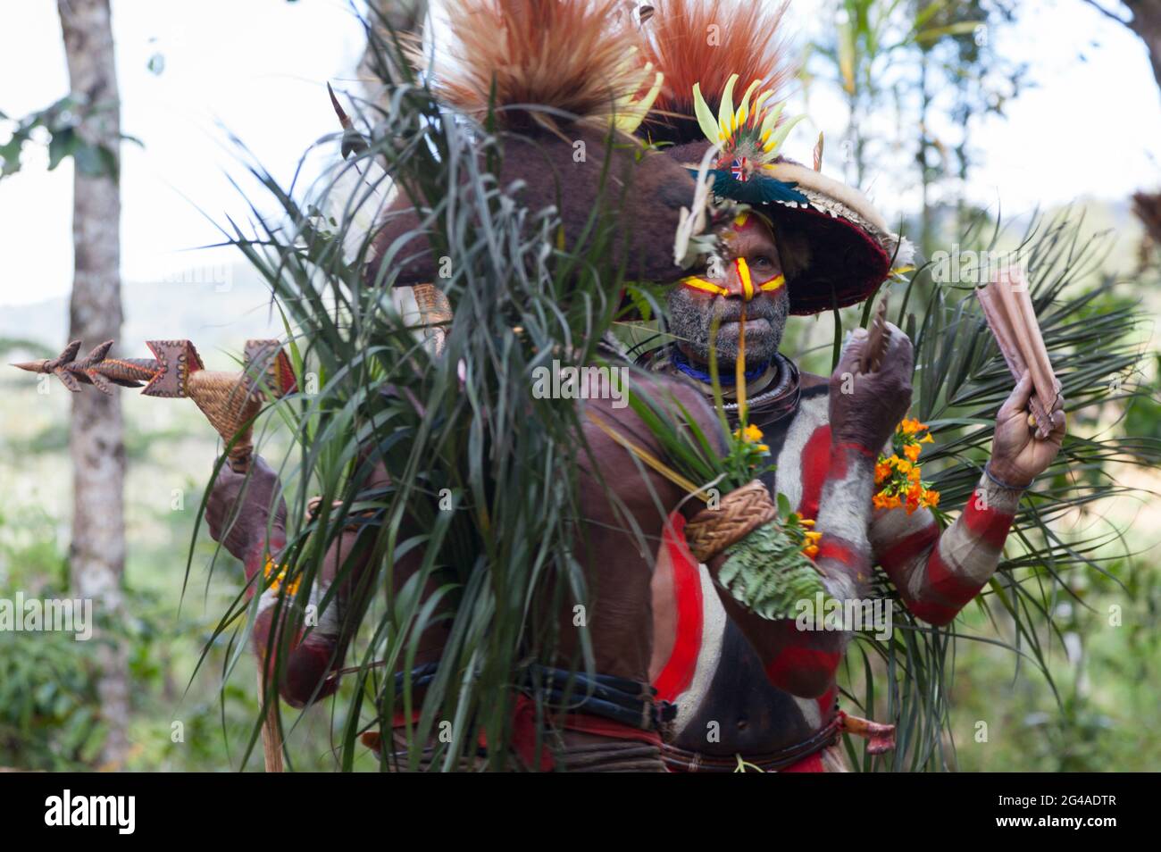 Des hommes de femmes huli se sont mis à chanter au village de Hedemari près de Tari, dans la province de HeLa, en PNG. Banque D'Images