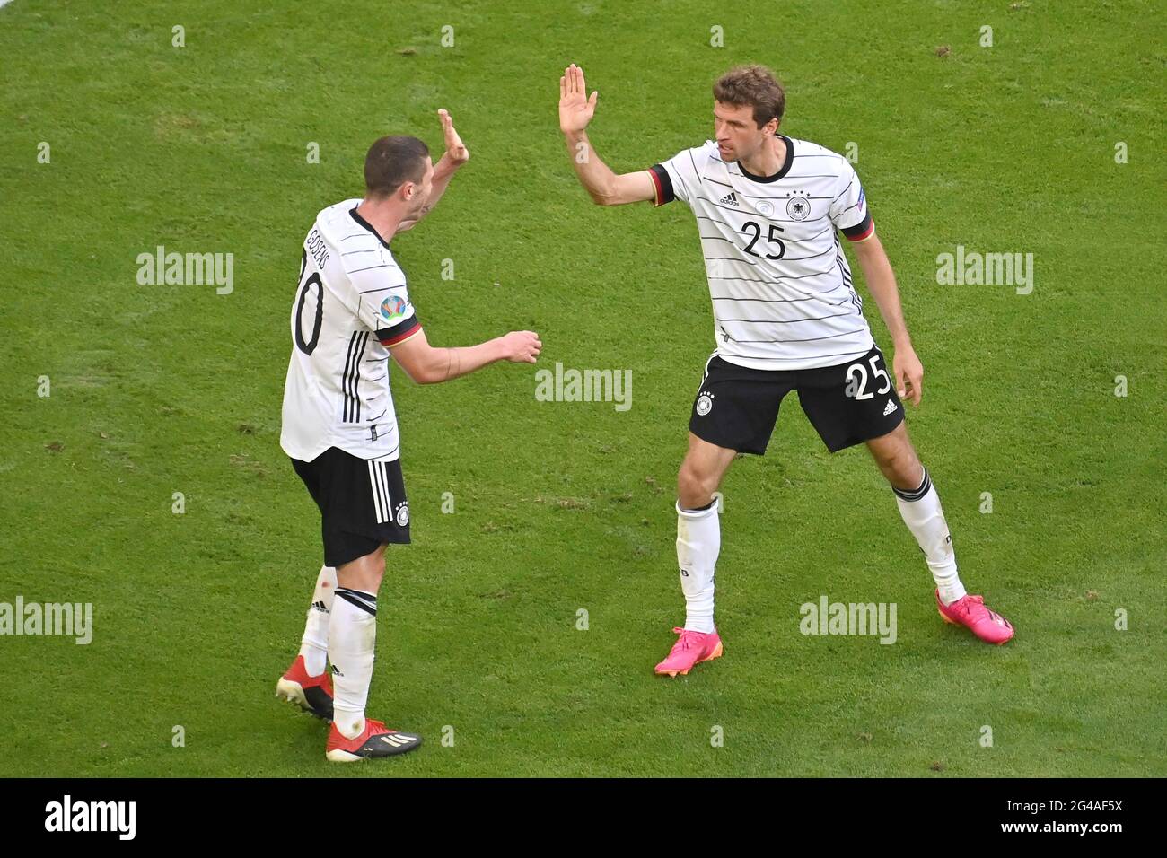 Goaljubel de gauche: Robin GOSENS (GER), Thomas MUELLER (GER). Jubilation, joie, enthousiasme, action. Stade de groupe, tour préliminaire du groupe F, jeu M24, Portugal (por) - Allemagne (GER) 2-4 le 19 juin 2021 à Muenchen/Fußball Arena (Allianz Arena). Football EM 2020 du 06/11/2021 au 07/11/2021. Banque D'Images