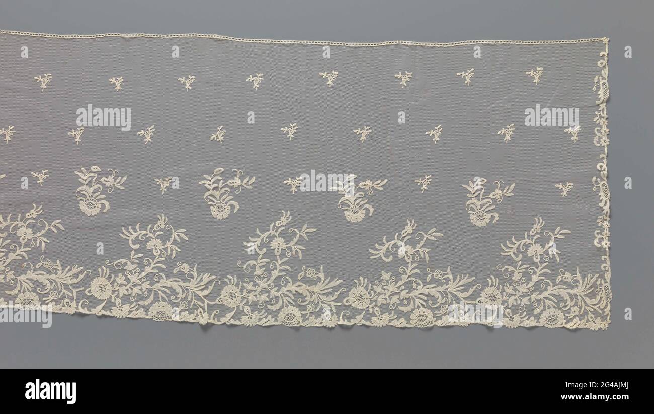 Voile de chapeau de côté d'application avec des fleurs de maïs et des pâquerettes. Application haine en conserve ... Côté de serrage appliqué sur le tulle de la machine. Modèle rectangulaire. La répétition se compose de trois rangées avec une fleur chali largement répandue entre quelques paquets de feuilles. Entre les fleurs chali successives dans la rangée inférieure, une branche de fleur avec une Marguerite et deux fleurs et feuilles plus petites pendent. Le long du fond du voile, le modèle est plus proche et consiste en une branche de fleurs paysagée avec deux pâquerettes, trois cornflowers ou œillets et quelques autres fleurs plus petites. La plupart des feuilles sont allongées et plus encore Banque D'Images